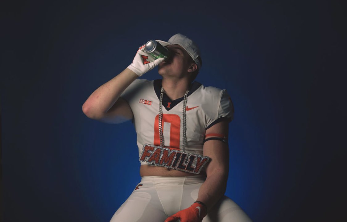 stellan_bowman's tweet image. Had an absolutely amazing day at @IlliniFootball can’t wait to get back down. Huge thanks to all the staff!  @UofIllinoisABuh @CoachEmbleton @marty_martens82 @BretBielema @AllenTrieu @TheD_Zone @MIexposure #GOFIGHTINGILLINI