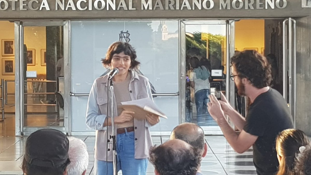 Luego de este reconocimiento, se volvió a los premios, tocando el turno a MEJOR OBRA NACIONAL PARA PRIMEROS LECTORES: el ganador fue GRANDES HISTORIETITAS PRESENTA: DINOSAURIOS, de Maco (Maten al Mensajero  <a href="/matenlo/">Maten al Mensajero</a>)