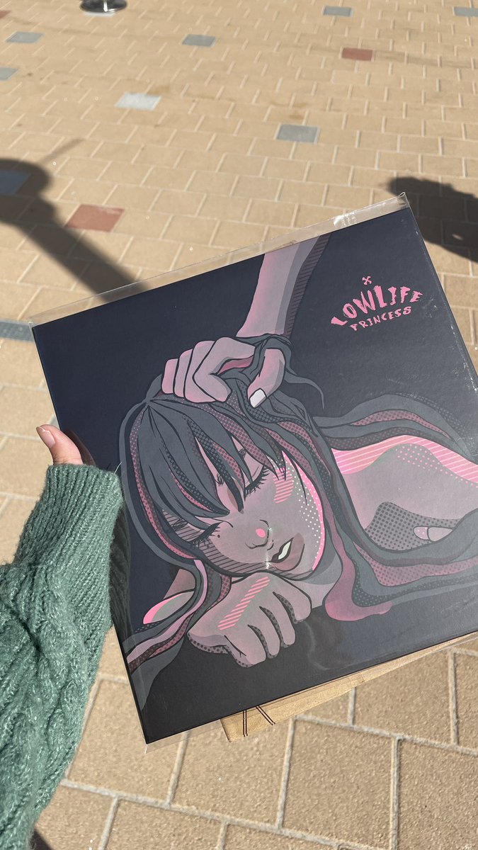 binu_nim's tweet photo. just got #BIBI 1st lp 🤍 วันนี้ไม่ได้ดูคอนเสิร์ต แต่แวะมาซื้อแผ่นเสียงหน้าคอนค่ะ! https://t.co/jKs4YK2KIo