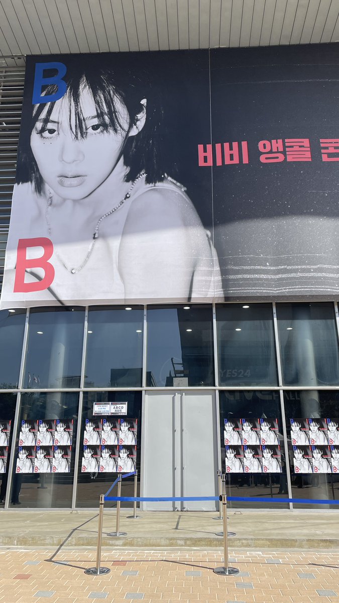 binu_nim's tweet photo. บรรยากาศหน้าคอนวันนี้ เริ่ม 6 โมงเย็น~ https://t.co/pjJHd378k9