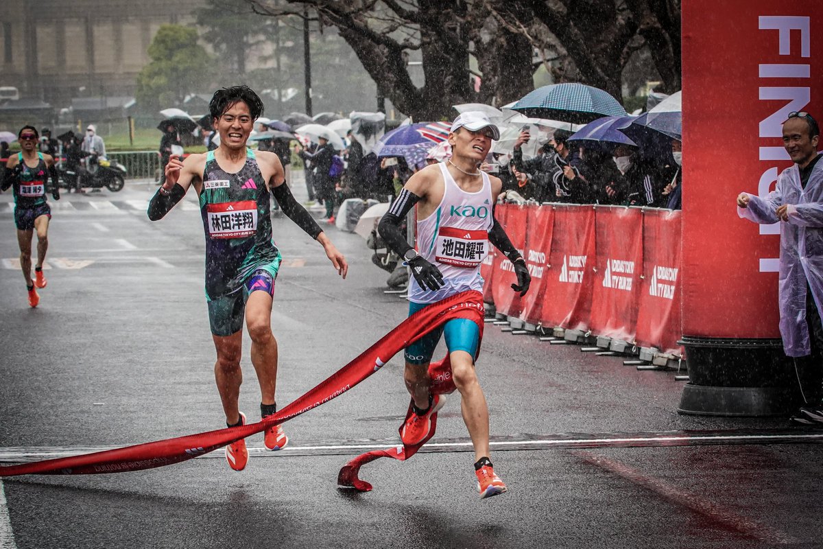 【#ADIDASTOKYOCITYRUN2023】
招待選手5km
🥇池田耀平(Kao)13:52
🥈林田洋翔(三菱重工)13:53
🥉塩澤稀夕(富士通)13:57
遠藤日向の持つロード5km日本記録13:50にはわずかに届かずも、悪天候の中デッドヒート！