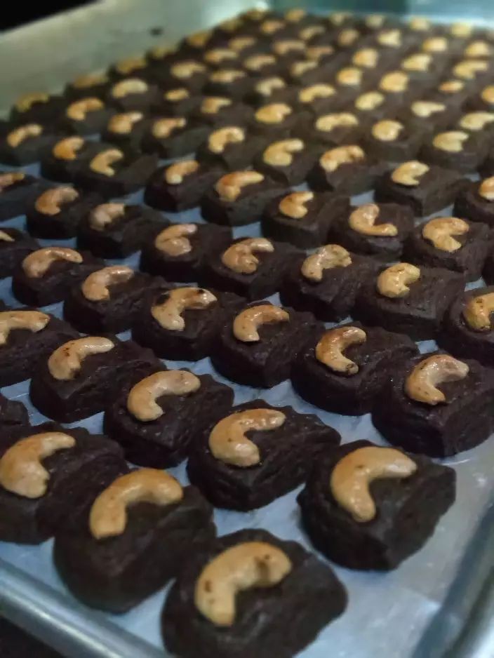 ㅤ

Sudah mulai sibuk bikin kue-kue lebaran untuk di toko. Open pre-order juga dari skrg biar gak kehabisan. 

Spill sedikit: 
“𝙉𝙪𝙩𝙩𝙚𝙡𝙡𝙖 𝙏𝙝𝙪𝙢𝙗𝙥𝙧𝙞𝙣𝙩”
“𝘾𝙝𝙤𝙘𝙤 𝘾𝙖𝙨𝙝𝙚𝙬" 

ㅤ