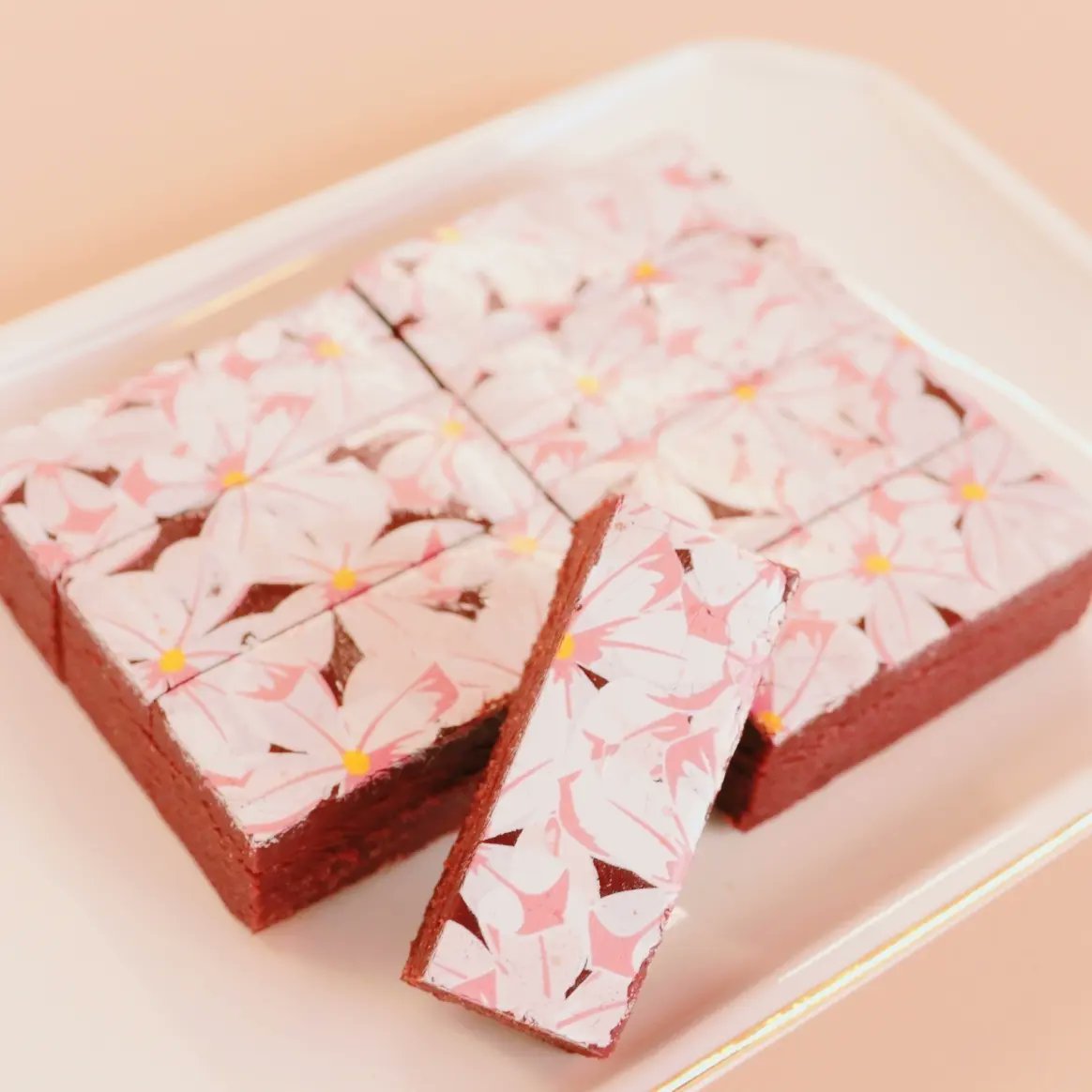 新作生チョコレート
「ショコラ 桜」

グリオットチェリーと桜香る春の生チョコレート🌸
数量限定の販売となります🌸
お花見に行ける方も行けない方も
一緒に春を満喫しましょー🌸

#トシヨロイヅカ #桜