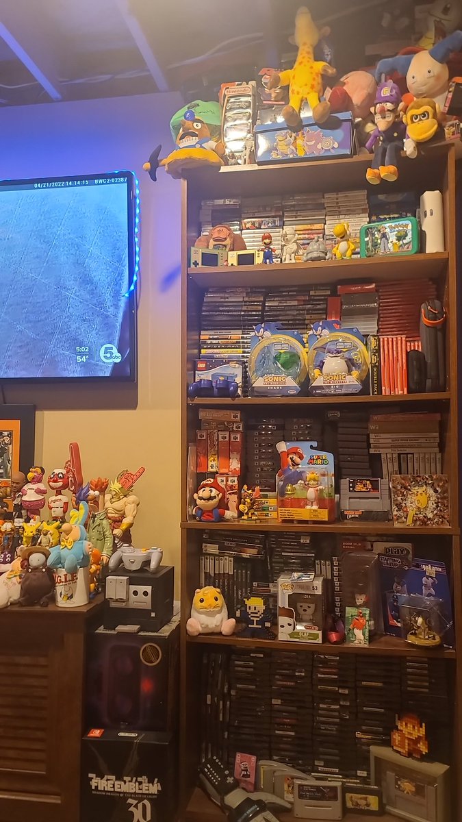 AngusMacBadger_'s tweet photo. This entire basement is like this it makes me dizzy https://t.co/ozqCxRSR21
