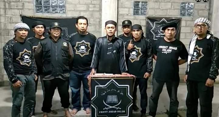 °
Dengar² katanya ormas Islam yg menekan pemilik patung bunda maria dan membuat kapolres kulonprogo sampai harus berbohong agar gak menyebutkan nama ormasnya itu adalah : Front Jihad Islam (FJI)