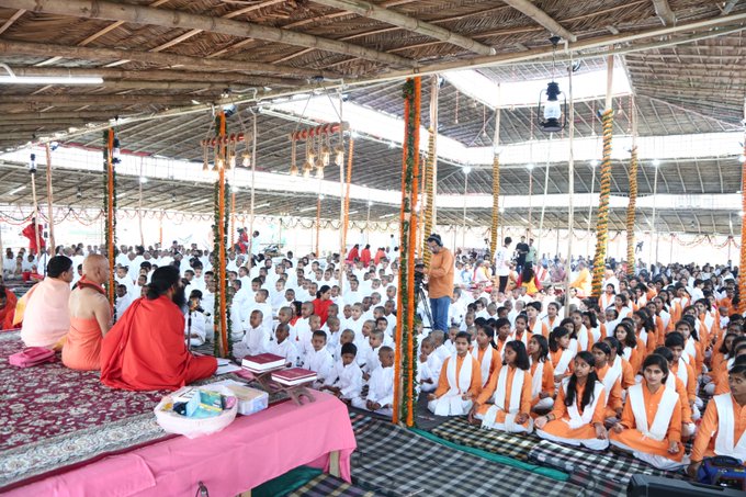 bstassam's tweet photo. ऐसा कहा जाता है कि जिसने हमें एक अक्षर भी सिखाया वह हमारा गुरु है और अध्यात्म के क्षेत्र में गुरु का आशीर्वाद महान है।

भारत स्वाभिमान ट्रस्ट, असम 
#पतंजलिसंन्यासी
#सनातनीसिपाही https://t.co/ffJ2ZLJxVq