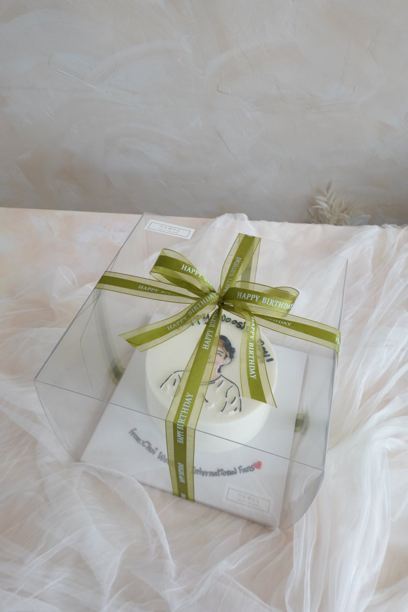 wooshik_support's tweet photo. 1️⃣ Birthday Cake
Because we sent it on friday which is #JinnysKitchen's day, we decided to put the cute art of intern choi on the cake☺ the cute green heart-shaped candle was included too💚🕯 

#HappyWooshikDay #ChoiWooShik #최우식 
https://t.co/Enfp0oUwMu https://t.co/3GH7PczVFe