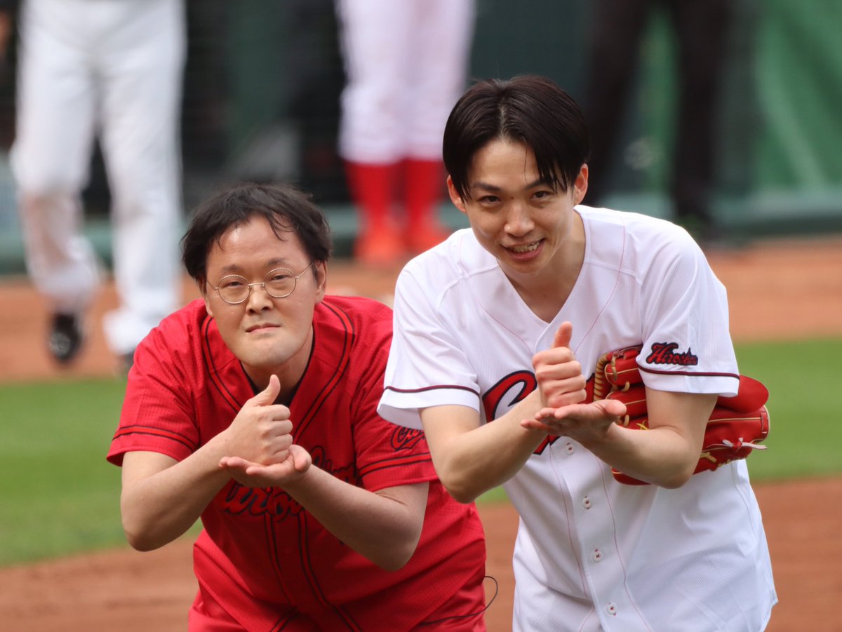 660__carp's tweet photo. 始球式の後にゴマすりポーズやりよった😂

#アインシュタイン #カープ #carp https://t.co/QjxrXnqHZG