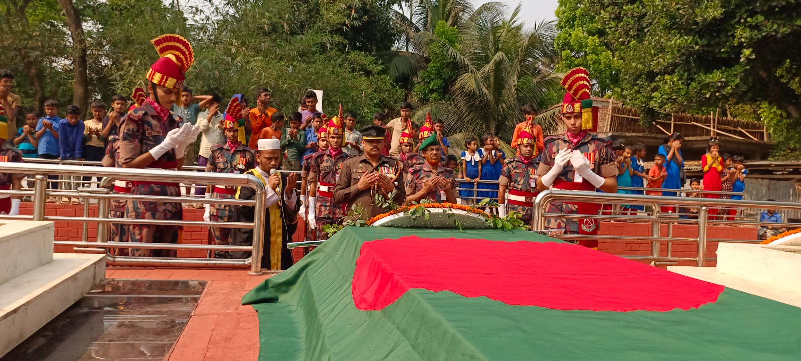 যশোরের শার্শায় স্বাধীনতা দিবস উপলক্ষে বীরশ্রেষ্ঠ নুর মোহাম্মদের কবরে পুষ্পস্তবক অর্পণ ও গার্ড অফ অনার প্রদান