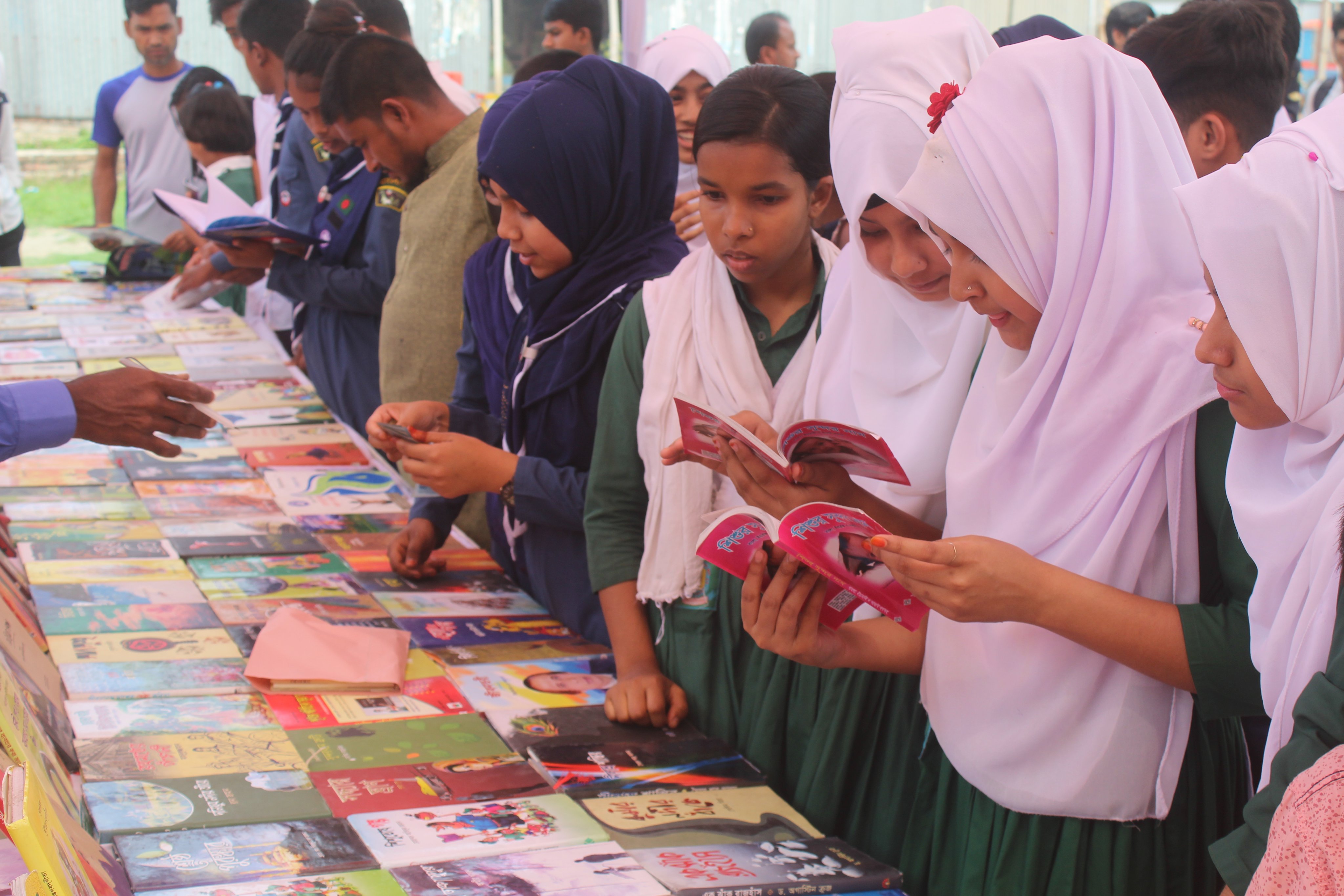 স্বাধীনতা দিবস উপলক্ষে রতনপুর সেন্ট্রাল স্কুলে বই মেলা