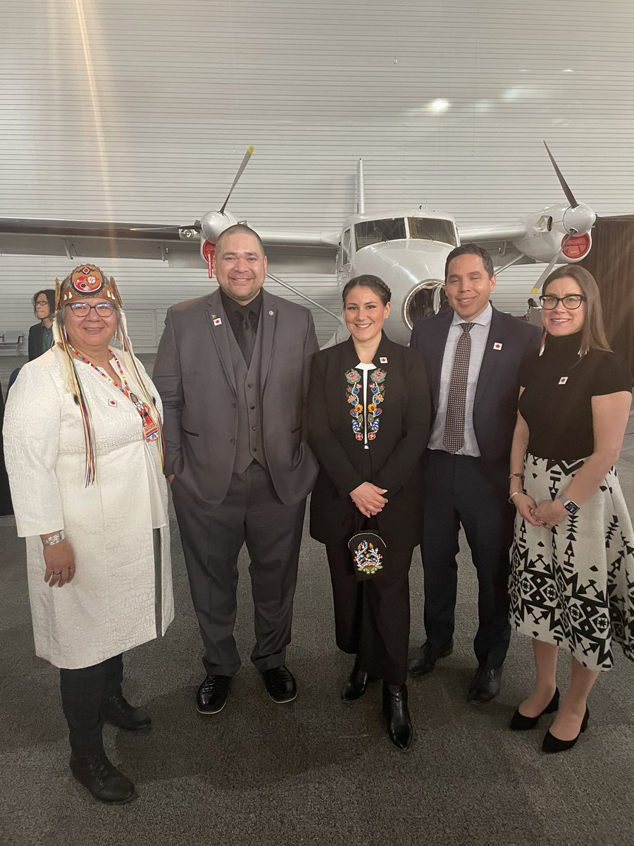 3/ At dinner, I met many notable Canadians including the first Indigenous/First Nations President of the <a href="/CMA_Docs/">Canadian Medical Association</a> <a href="/AlikaMD/">Dr. Alika Lafontaine MD</a> pictured here with Cassidy Caron Natan Obed and <a href="/BullTabatha/">Tabatha Bull</a>