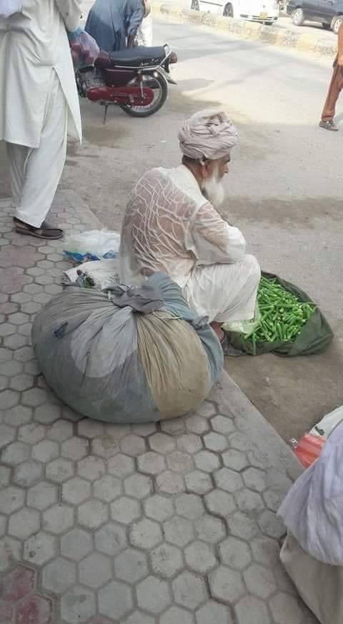 AfsarMulk's tweet photo. رمضان المبارک میں سودا چھوٹی دکانوں سے خرید لیا کرو،
 وہ ارب پتی ��ننے کی نہیں صرف دو وقت روٹی کمانے کےلئے فکرمند ہوتے ہیں۔۔ https://t.co/Xpmw0d3WR2