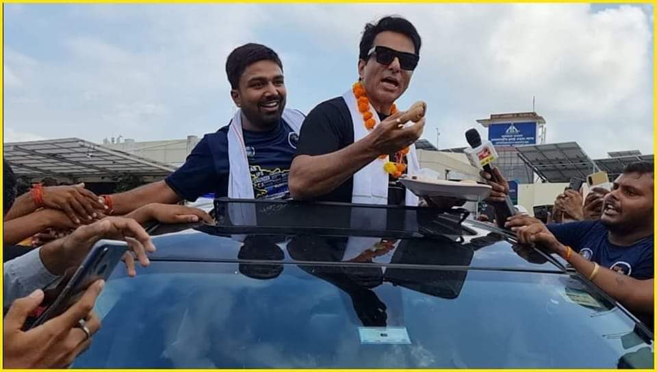 sunilkumarkavi1's tweet photo. @SonuSood भईया कुछ महीने पहले @Ermanishkashya2 आपके साथ थे और अब आपकी जरूर है तो आप कहाँ है?? 
Plz Support कीजिए 🙏 पुरा बिहार आपसे निवेदन कर रहा है 🙏 मनीष भईया को रिहा कराइये 🙏 
#releasemanishkashyap
#ISupportManishKashyap 
#ManishKashyap 
#sonusood https://t.co/ISQybzN48G
