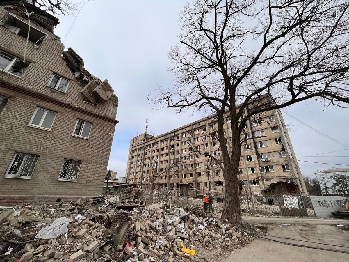 den_kazansky's tweet photo. В Краматорске Россия разбомбила здание КЭГИ - первого в городе частного ВУЗа, основанного в 1992 году гражданином Китая Ли Цзегао.

КЭГИ был центром изучения китайского языка на востоке Украины. 

Как тебе такое, Си Цзиньпин? https://t.co/1nV8UPGWcj