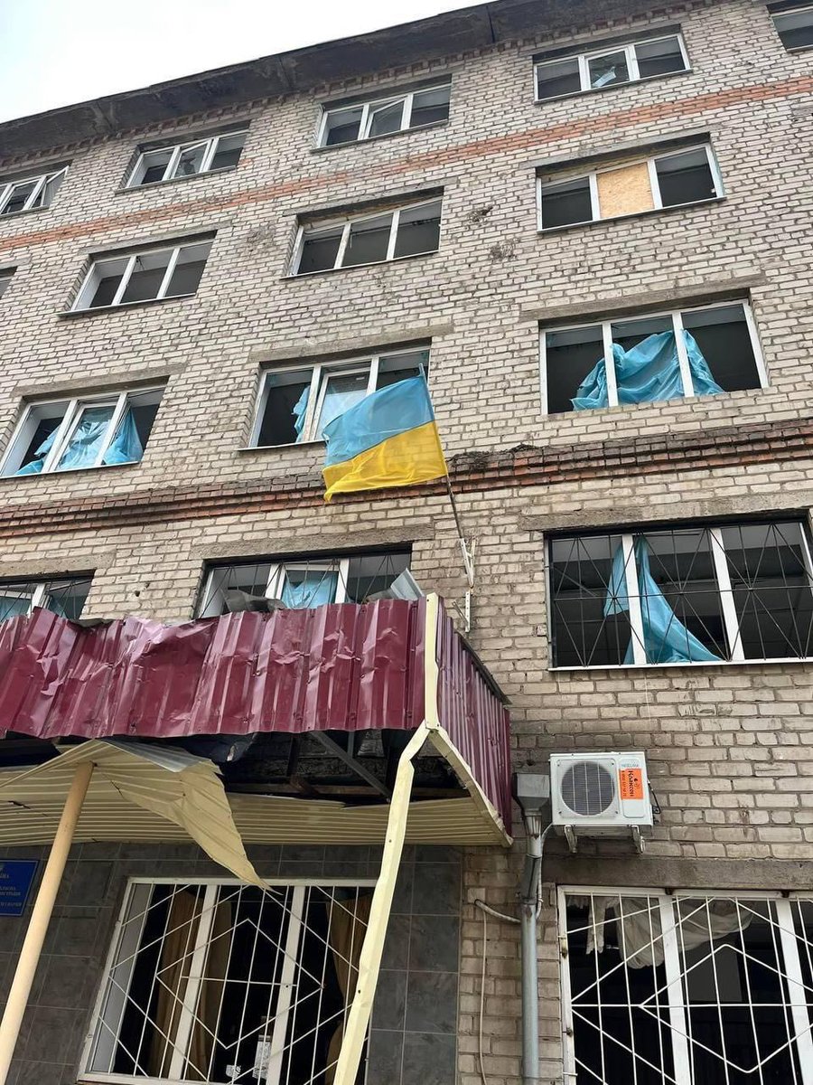 den_kazansky's tweet photo. В Краматорске Россия разбомбила здание КЭГИ - первого в городе частного ВУЗа, основанного в 1992 году гражданином Китая Ли Цзегао.

КЭГИ был центром изучения китайского языка на востоке Украины. 

Как тебе такое, Си Цзиньпин? https://t.co/1nV8UPGWcj