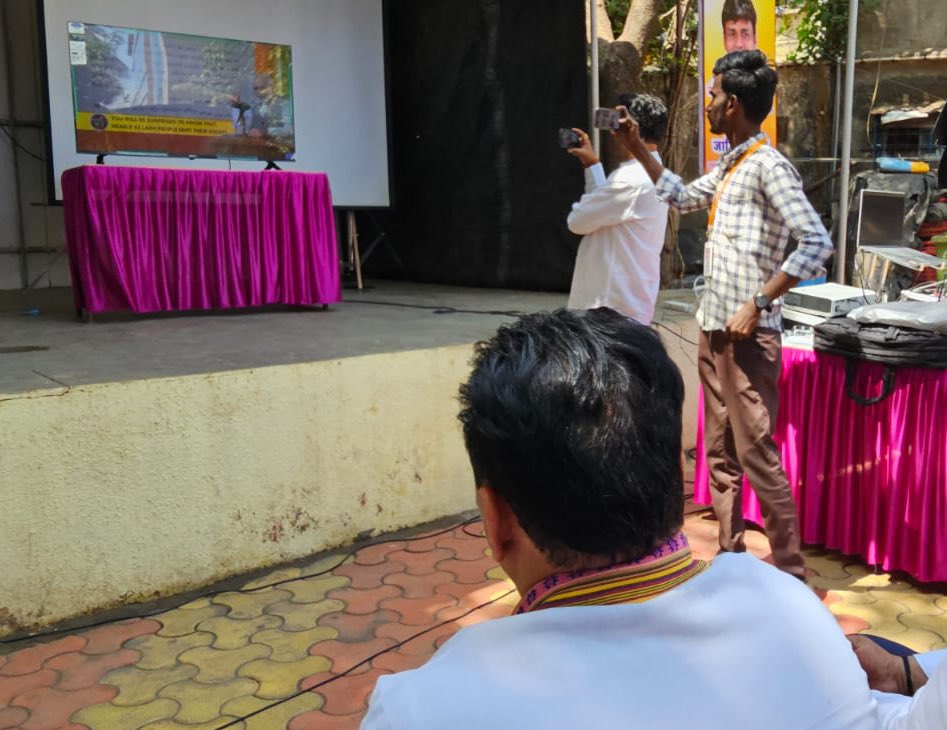 Sunil_Deodhar's tweet photo. Listening to PM @narendramodi Ji’s #MannKiBaat at Booth No. 111, Ward No. 76 of Andheri East Assembly Constituency along with local residents.

This is the 99th episode of @mannkibaat.

@JPNadda @blsanthosh https://t.co/7XJE3cjRZw