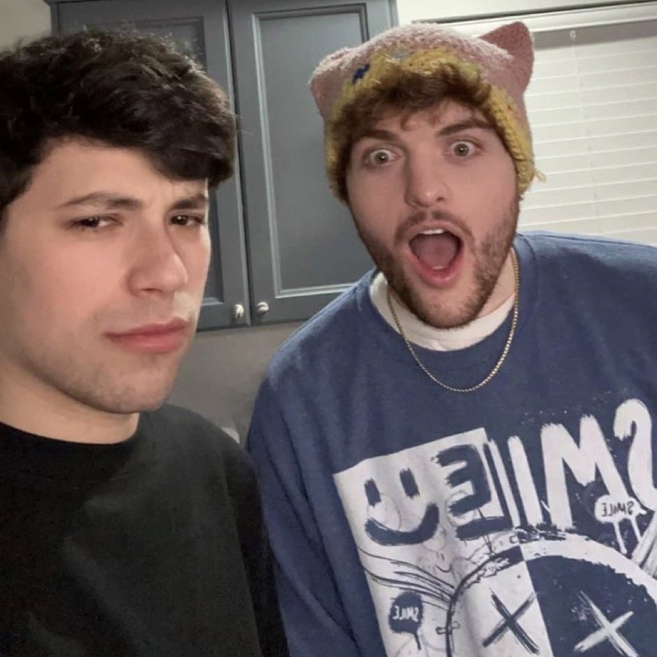 softgaygirl's tweet photo. a very important thread 🧵 of dnf clips from badboyhalo's hot wings stream today! https://t.co/M6A5iS1b9L
