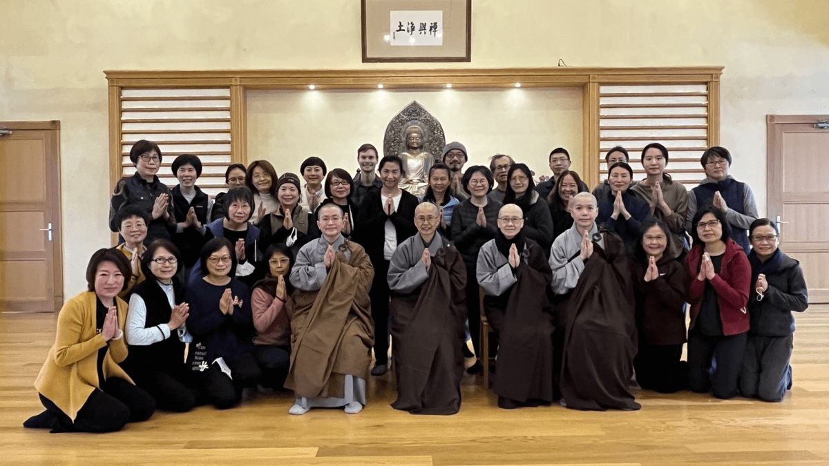 DDM_web's tweet photo. 📰擁抱修行鍊心超越　溫哥華善信圓滿精進禪七 
在海外善信殷殷期盼中，法鼓山普化中心副都監、農禪寺監院果毅法師再度應邀至北美弘法，睽違4年首站抵達溫哥華道場，深入淺出地分享佛法在現實生活各方面的應用
...詳情https://t.co/15p0FmdI0u https://t.co/pYDnCjF1F9