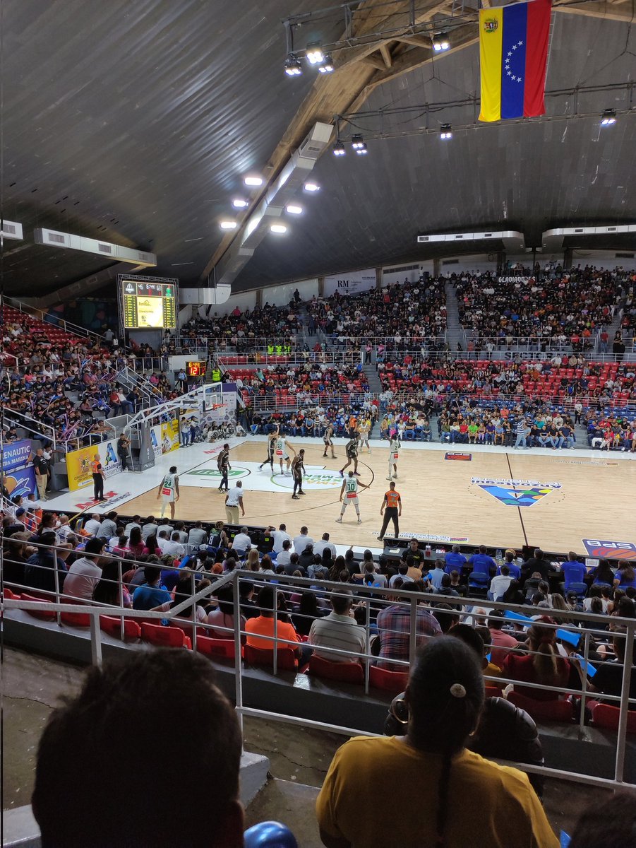 Yayaborjas's tweet photo. Hoy me llevé a mi novia @_AlbaniDS a su primer partido de basket y ella solo estaba esperando que Troy y Gabriela salieran a cantar #HSM https://t.co/jg3jUrBPed