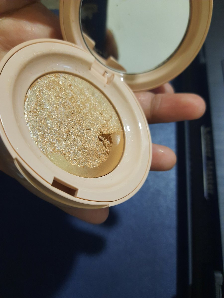 SyasyaMuda's tweet photo. My clumsy self broke my @rarebeauty highlighter that I had only used three times 😭 https://t.co/ul8h6wBkTl