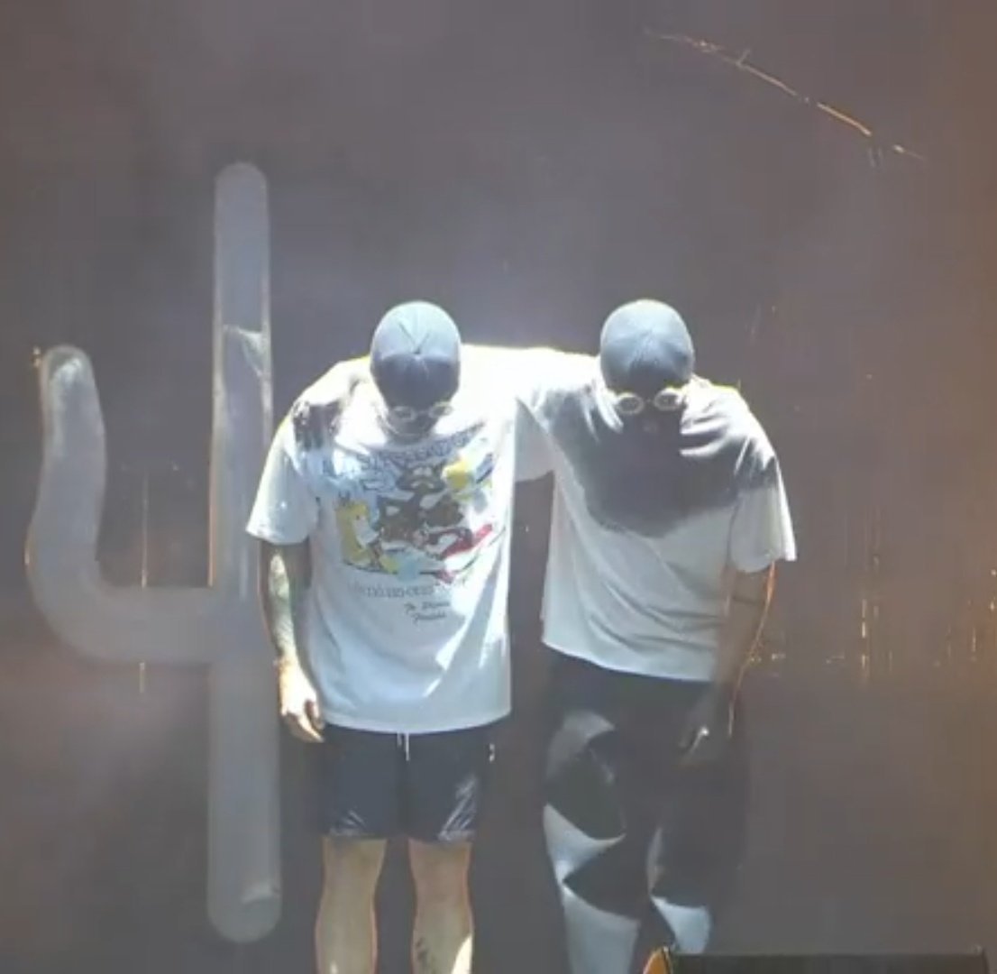 vialisms's tweet photo. hicieron su tipico cierre de show al inicio y el ojo volvió después de 5 años

el final está cerca https://t.co/ArbkUcD3Ep