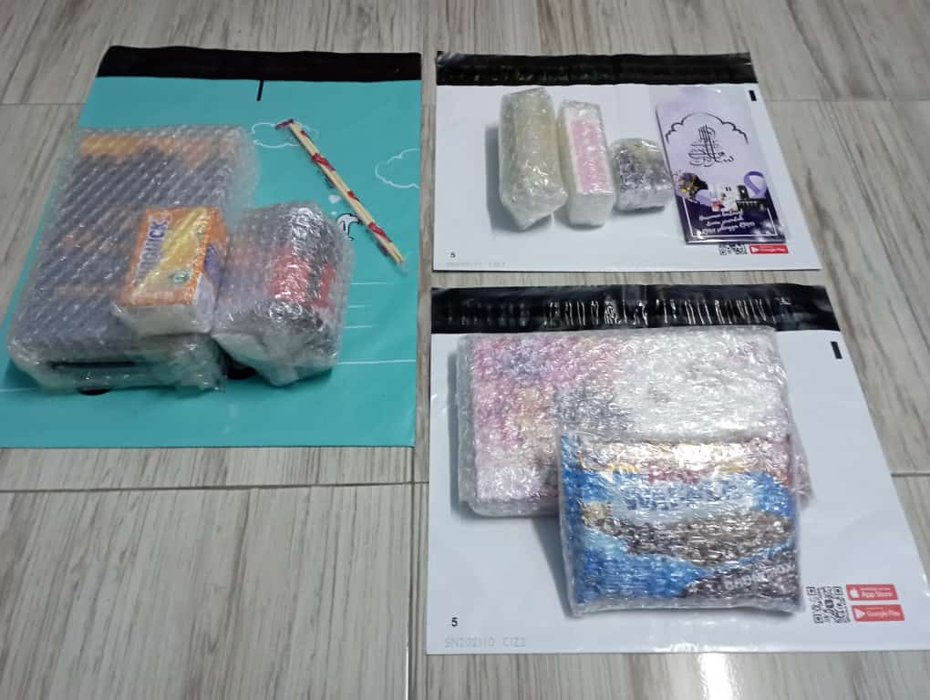 Cheq_Huda's tweet photo. Posto2 pagi nie..🤗📮 Alhamdulillah selesai membalut 3 parcel yang nak naik lori harini..😇🚚
Geng2 hat mai order kurma boleh standby dah inshaa Allah esok barang sampai terus kita pos..😉
Maaf diatas kelewatan yang tak dapat dielakkan..🥲🙏🏼
#sayajual #erasya #niqa #LAmour https://t.co/cMUT3GrMJI