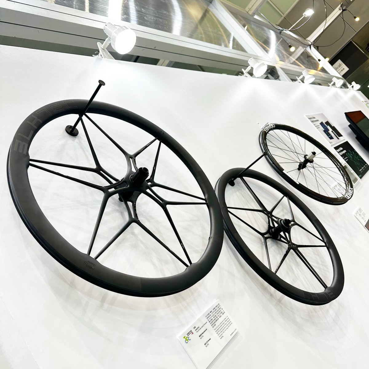 u2bikes's tweet photo. 昨日の続きでBLKTEC、買った後の維持管理はピーキーそうですが一度は使ってみたい特殊ホイール #BLKTEC #taipeicycleshow https://t.co/JnnlbTir9e