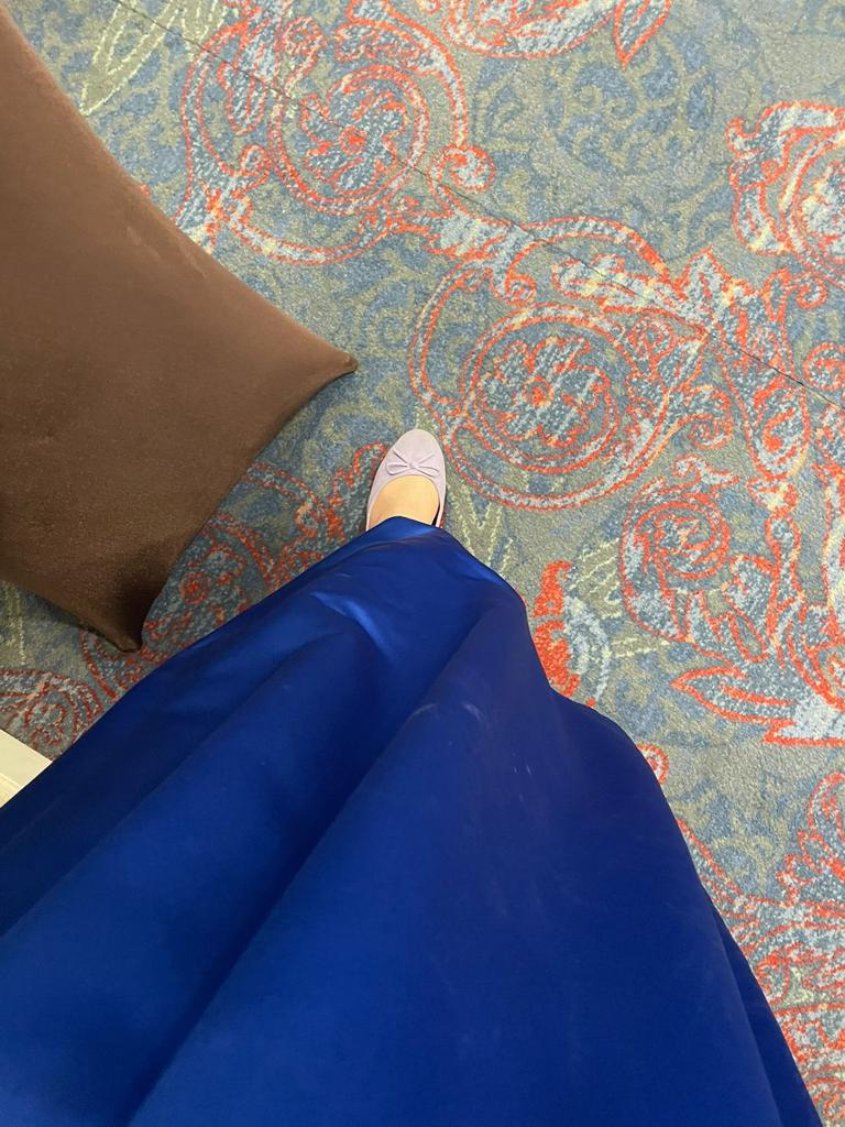 LaChicky_Tia's tweet photo. Como cuando llegas a la boda y se rompe  tu tacon y te pones las ballerinas qué llevabas para el bailongo 😂😬
#weddingoopsies https://t.co/DAxvJYmOxK
