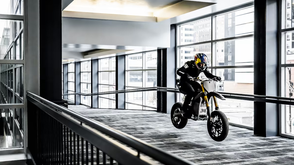 Piloto Aaron Colton faz manobras incríveis com uma moto elétrica dentro de um shopping
veiculoeletrico.blog.br/2023/03/piloto…

🔋 ⚡ ⚡ 🔌
• • • • • •
#minneapolis #mplsskyway #targetcenter #aaroncolton #redbull #evs #electricmotorcycle #freestyle #moto #motoeletrica #motoseletricas