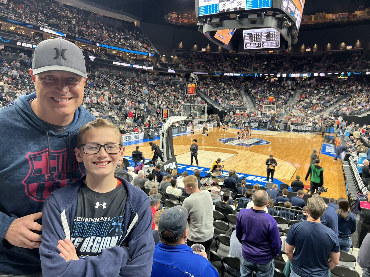 davidsonregroup's tweet photo. Gonzaga VS UConn

#mmselfie https://t.co/wEZtNnCkUk