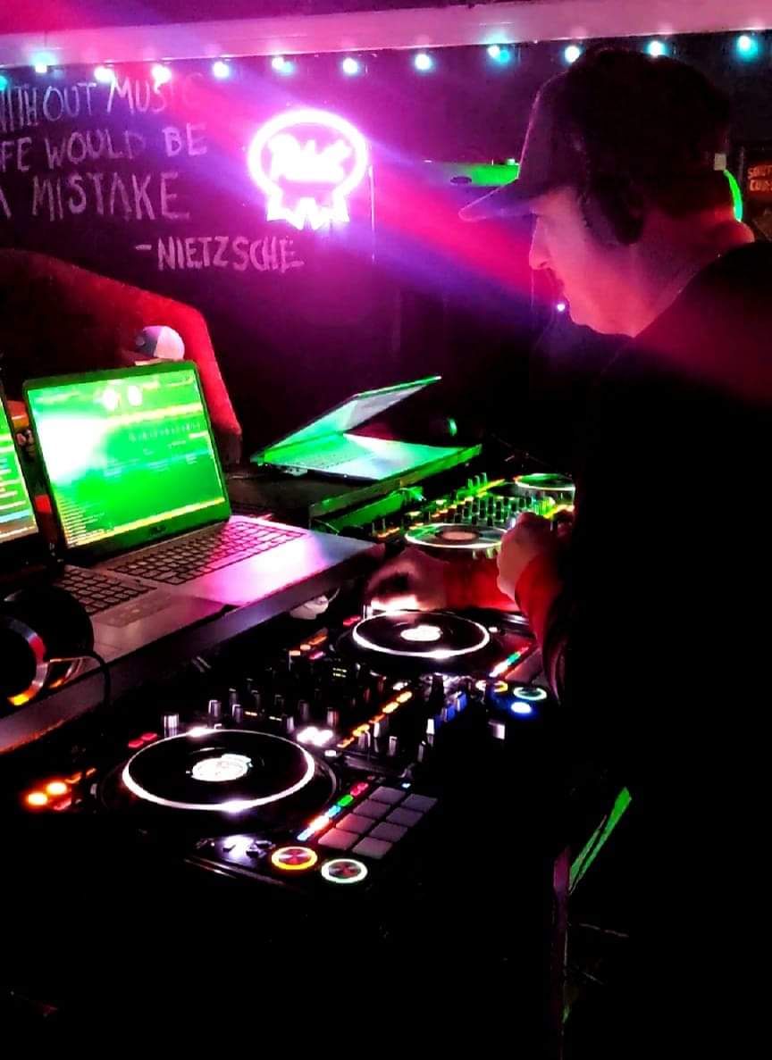 Wet panty music .... tune in right meow
twitch.tv/djsicric