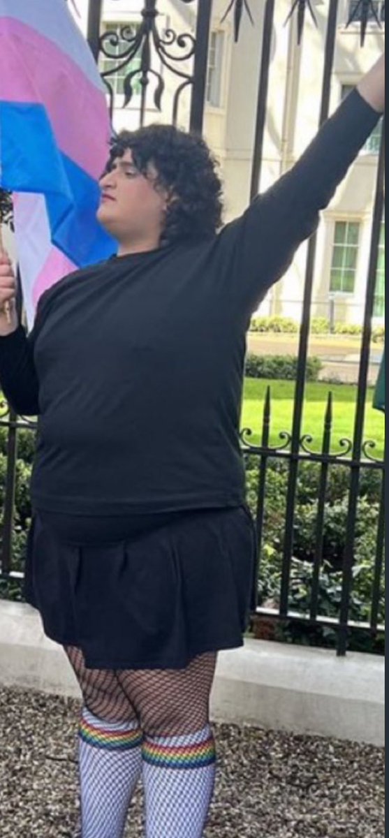 تخيل أن سوسو هذا عامل مظاهرة أمام السفارة السعودية لكي نصبح مثله ☺️😂 أمشي يلا ألعب بعيد ألا حنرش ميه …