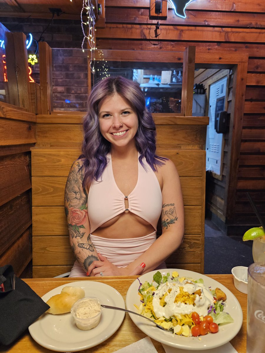sunnyandnoah's tweet photo. It's our monthly Texas Roadhouse visit. https://t.co/iCHxME0qWx