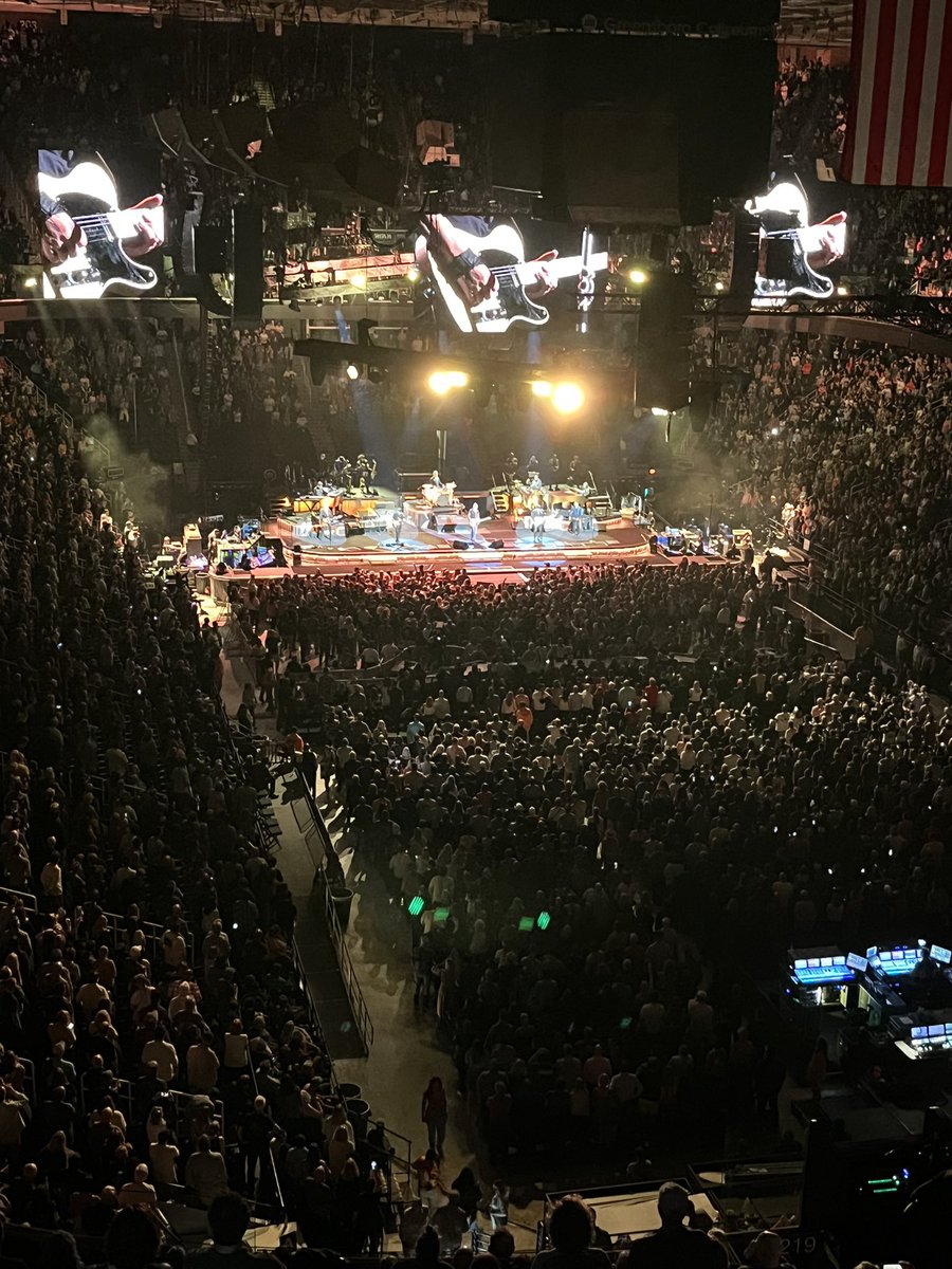 DirectorBrett's tweet photo. SPRINGSTEEN / GREENSBORO / SOLD OUT https://t.co/spuktVgztH