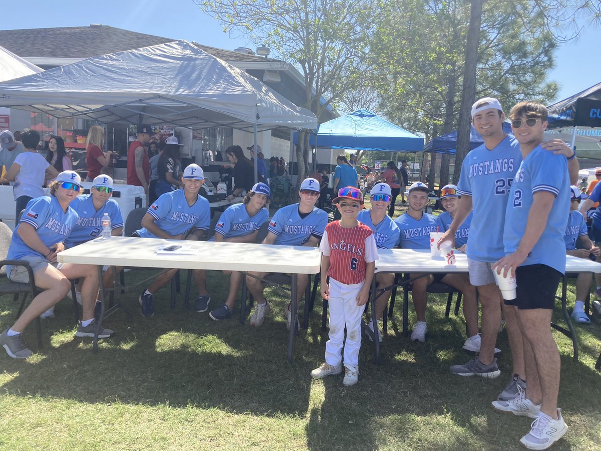 @fhsballplayers thank you for coming to FWYB opening day and hanging with all the players. Bryce loves his signed hat. @BenavidesCory @_CoachJJohnson you have great student athletes #mustangmindset #Relentless