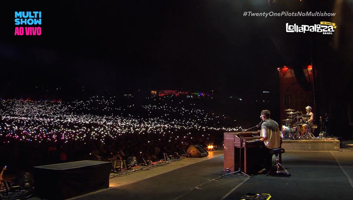 Os visuais e a plateia do show do duo twenty one pilots. SEM PALAVRAS! #LollaBR 

#LollaNoTrack
