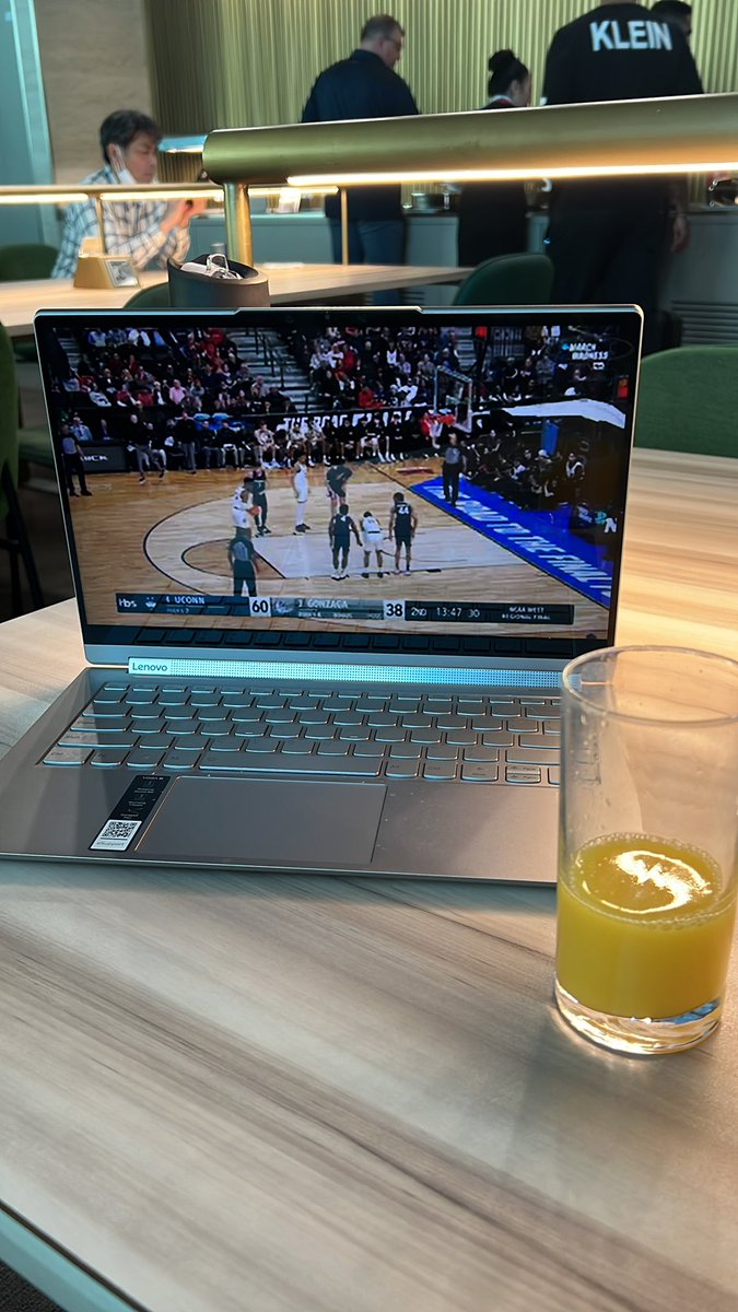 evielailax's tweet photo. 6 am layover in Dubai 🏀 #GoHuskies https://t.co/WNdxTLPUYq