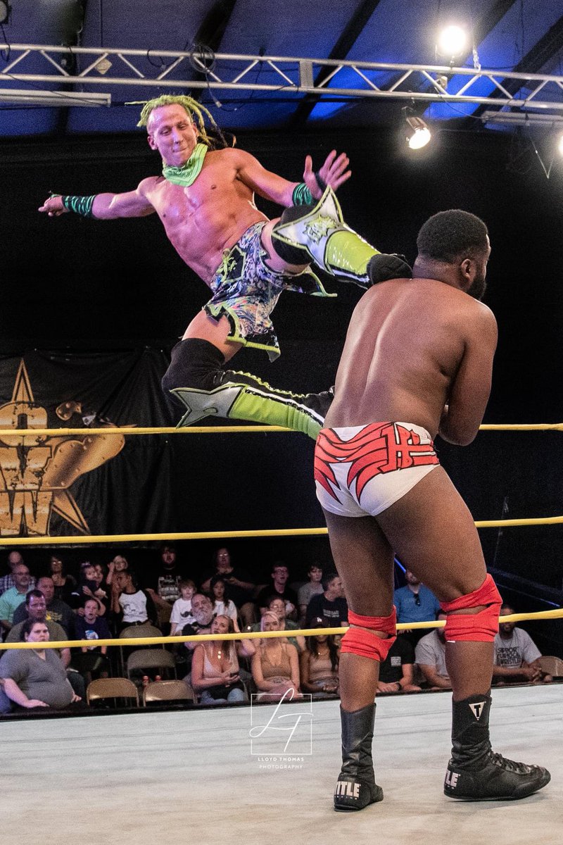 hvaclloyd's tweet photo. The Neon Ninja @1facade #ontarget as usual! #ringside #actionphotographer @ovwwrestling #OVW #OVWlive #industryleader #prowrestling #yumyumgetyasum https://t.co/AbfqmUEyZ5