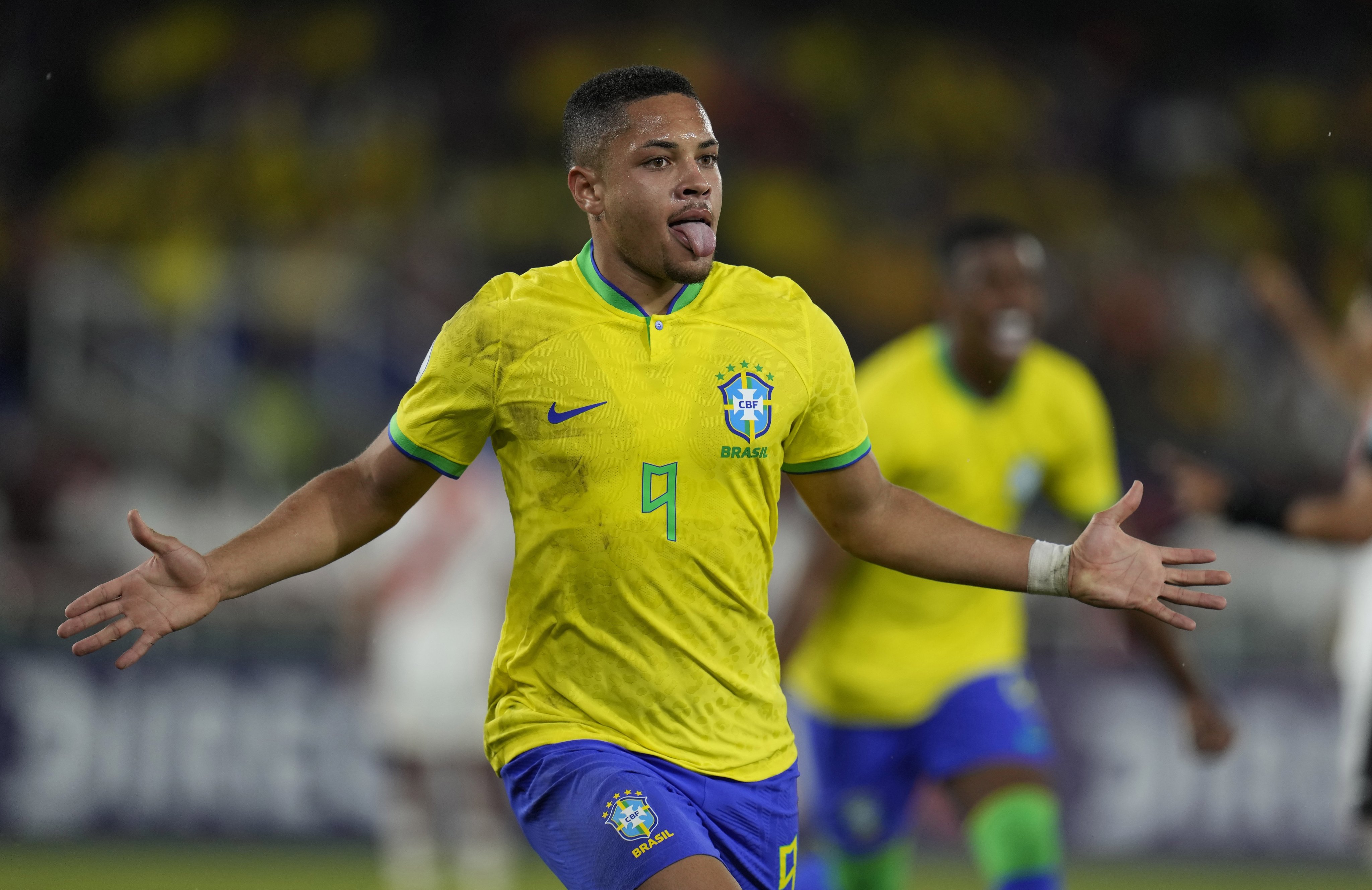 Vitor Roque is behind Ronaldo in his debut with Brazil