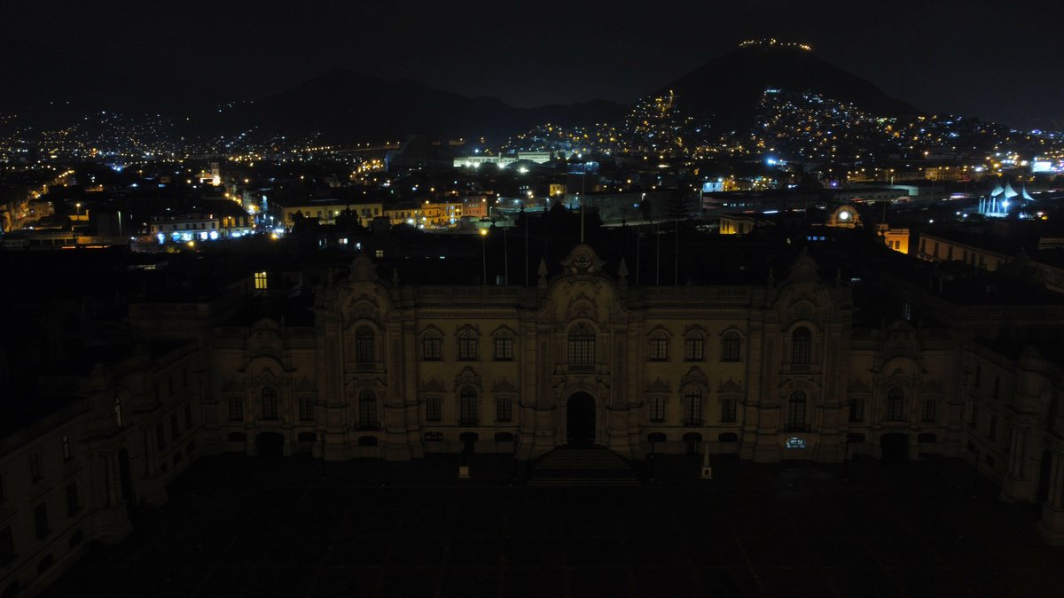 La Presidencia de la República se sumó a la #LaHoraDelPlaneta al apagar las luces del frontis de Palacio de Gobierno, como un gesto para contrarrestar el cambio climático y concientizar sobre el cuidado del ambiente.
#ConPunchePerú