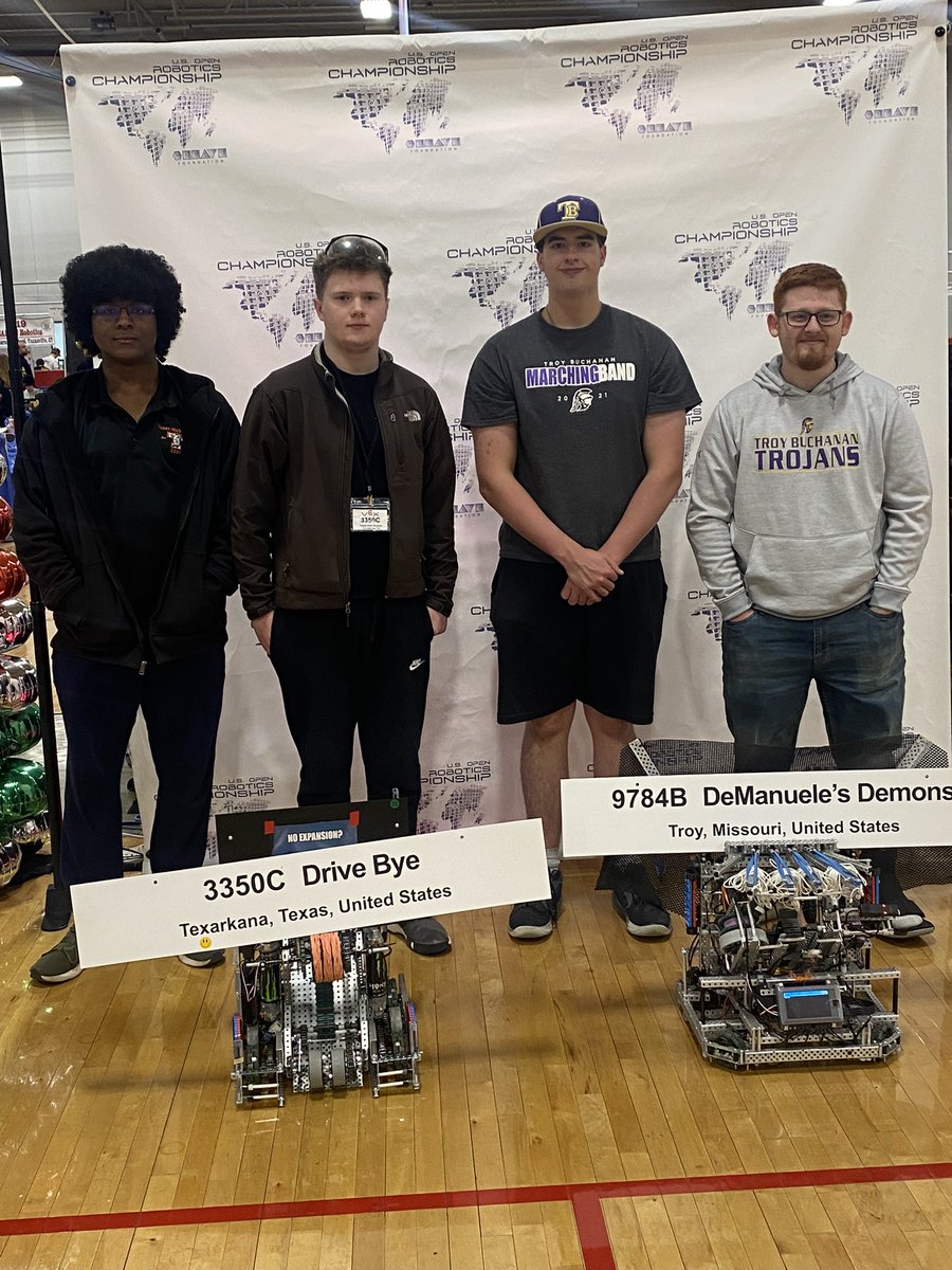 TbhsTech's tweet image. Having a great time in Iowa with two of the robotics teams. It’s really neat to see all the states representing here and a few other countries.  The red stars represent all the states and countries present.  Our team alliances are from West Virginia and Texas.