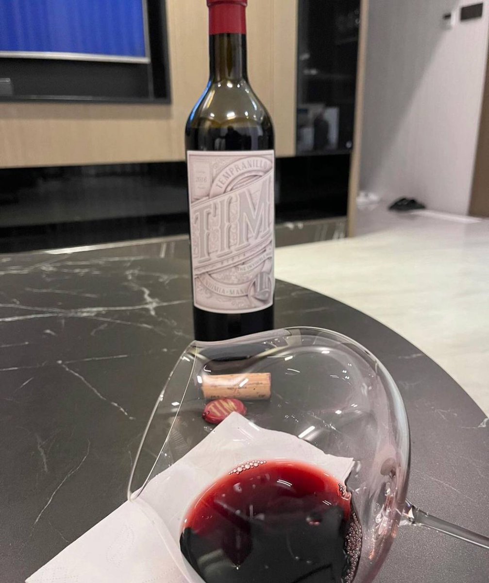 Game_of_truth's tweet photo. Happy weekend, drink a glass of red wine to relieve yourself, drinking red wine in moderation can help you sleep! https://t.co/OUDmOo4t6W