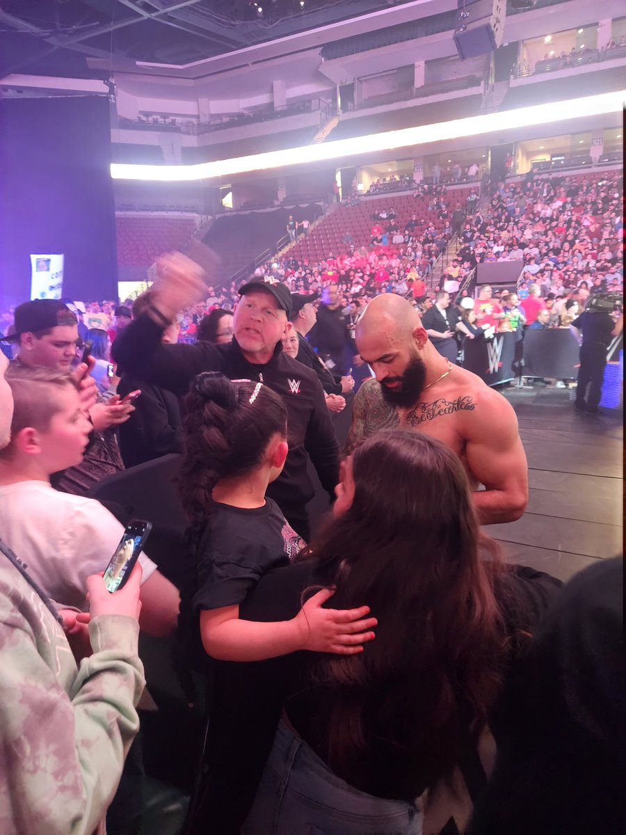 vanichapa's tweet photo. #WWESaltLakeCity 
Encinas Family is here !!!! https://t.co/7B2NTjFGEl