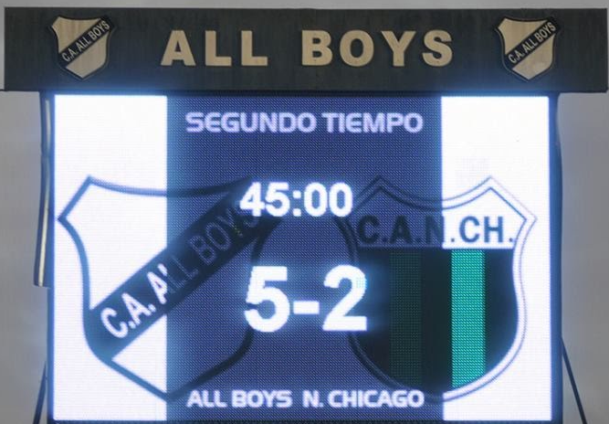 lavozdeallboys's tweet photo. Un 26 de marzo, pero hace 7 años, #AllBoys vencía a Nueva Chicago por 5-2. Tras 15 años sin enfrentarse, el Albo se quedó con el Superclásico del Ascenso en el Islas Malvinas con goles de Lesman x2, Vázquez, Fernández y Ponce. El DT era José Santos Romero. https://t.co/pzquVkX1RK