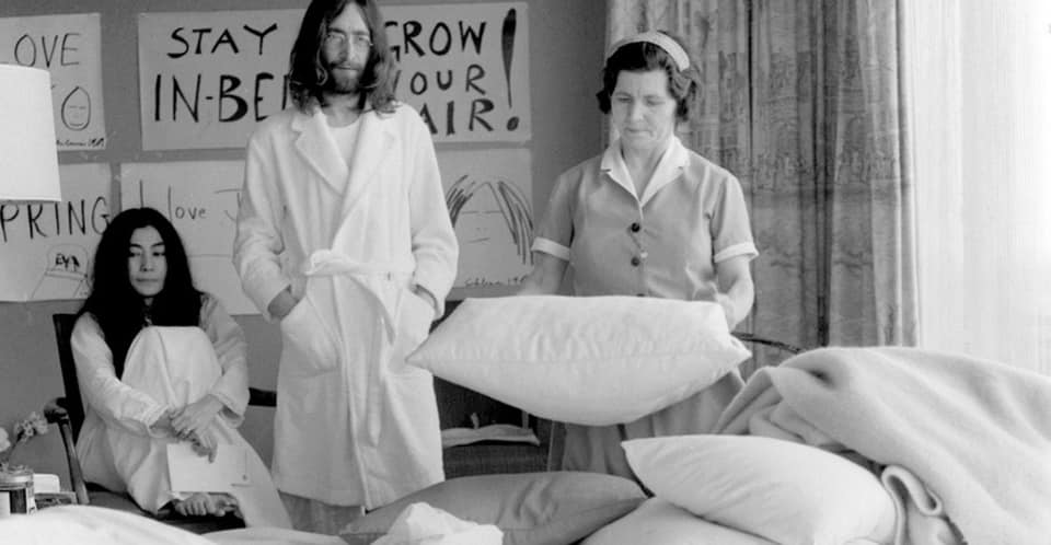 BrutusMaximusX's tweet photo. March 25–31 1969, John Lennon & Yoko Ono staged their ‘Beds in Peace’ at the Amsterdam Hilton, each day they invited the world's press into their hotel room, between 9a.m / 9p.m💤
Both So WOKE
They Had a maid make their Bed
#HairPeace #BedPeace #JohnLennon #YokoOno #WokeCulture https://t.co/QdbRvcpfeB