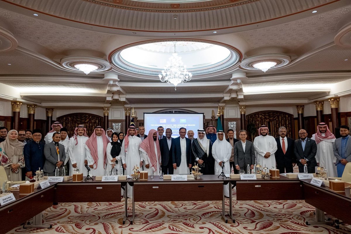 omarmokhtar_my's tweet photo. KENYATAAN MEDIA
26 MAC 2023

Saya mengambil maklum terhadap suara-suara dari beberapa pihak berkepentingan yang sengaja mempolitikkan isu berkenaan lawatan rasmi YAB Perdana Menteri ke Arab Saudi baru-baru ini. 

1/8 https://t.co/GC96VxHJZ1