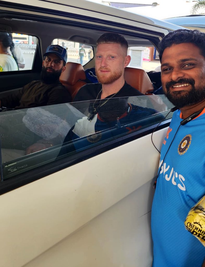 CSKFansOfficial's tweet photo. A Super selfie of a fan with Mo &amp; Ben. 💛🔥

#BenStokes #MoeenAli #CSK #whistlepodu #Yellove https://t.co/6aSFfJ8JPS