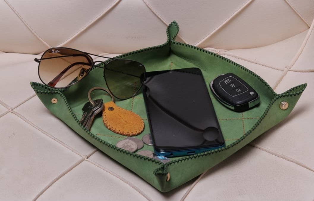Arashleatherbag's tweet photo. Elegant, practical and sustainable, every home needs a leather tray. 

100% Handmade camel leather crafts made in #Dubai
#arashleather https://t.co/l5UELPXRAC