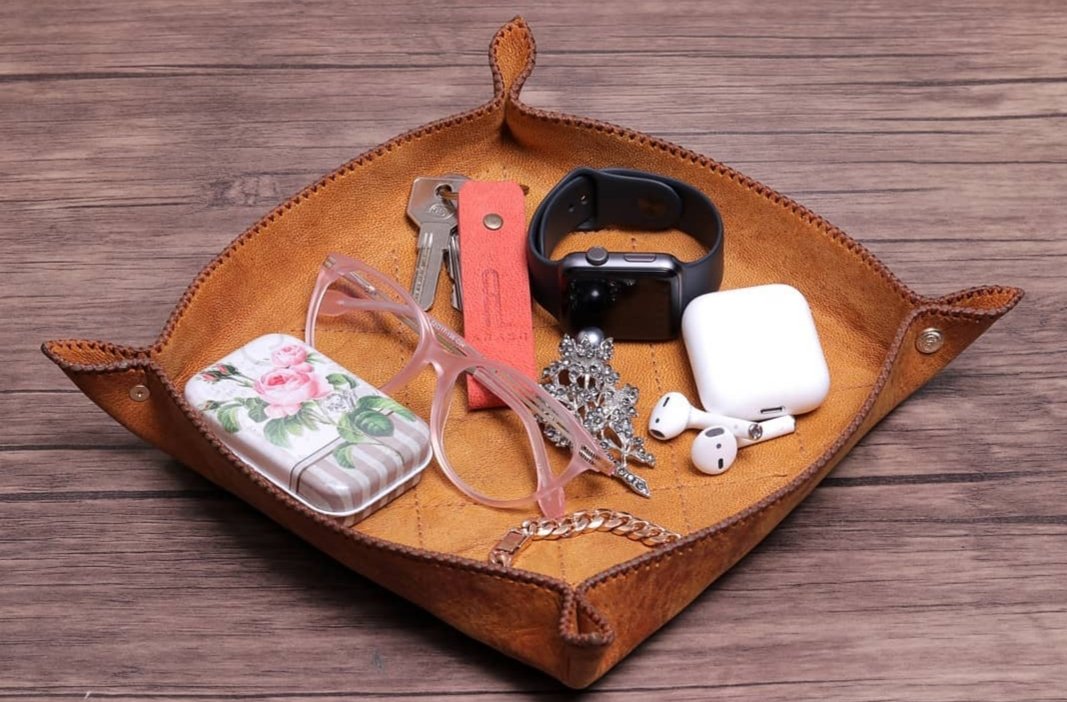 Arashleatherbag's tweet photo. Elegant, practical and sustainable, every home needs a leather tray. 

100% Handmade camel leather crafts made in #Dubai
#arashleather https://t.co/l5UELPXRAC