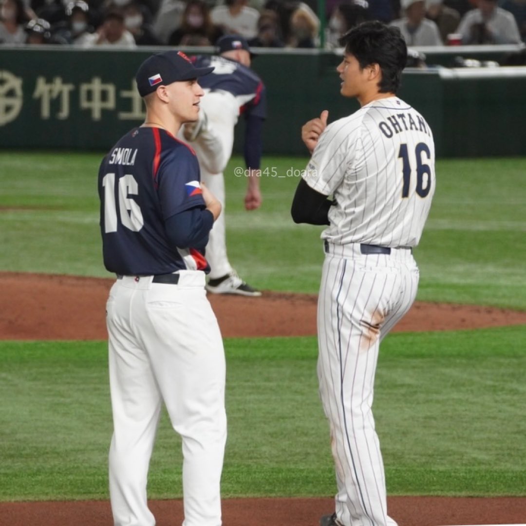 dra45_doara's tweet photo. 【2023.3.11 日本vsチェコ】
大谷さんと同じ背番号16のチェコの選手、スモラ選手。大谷さんにユニホーム欲しいですっておねだりしてるところ写真で撮れてた~!!ほっこりする☺️♥️
#WBC2023 #侍ジャパン #侍JAPAN #大谷翔平 #shoheiotani #チェコの選手 #チェコ代表 #smola https://t.co/Tpg1xB1GdM